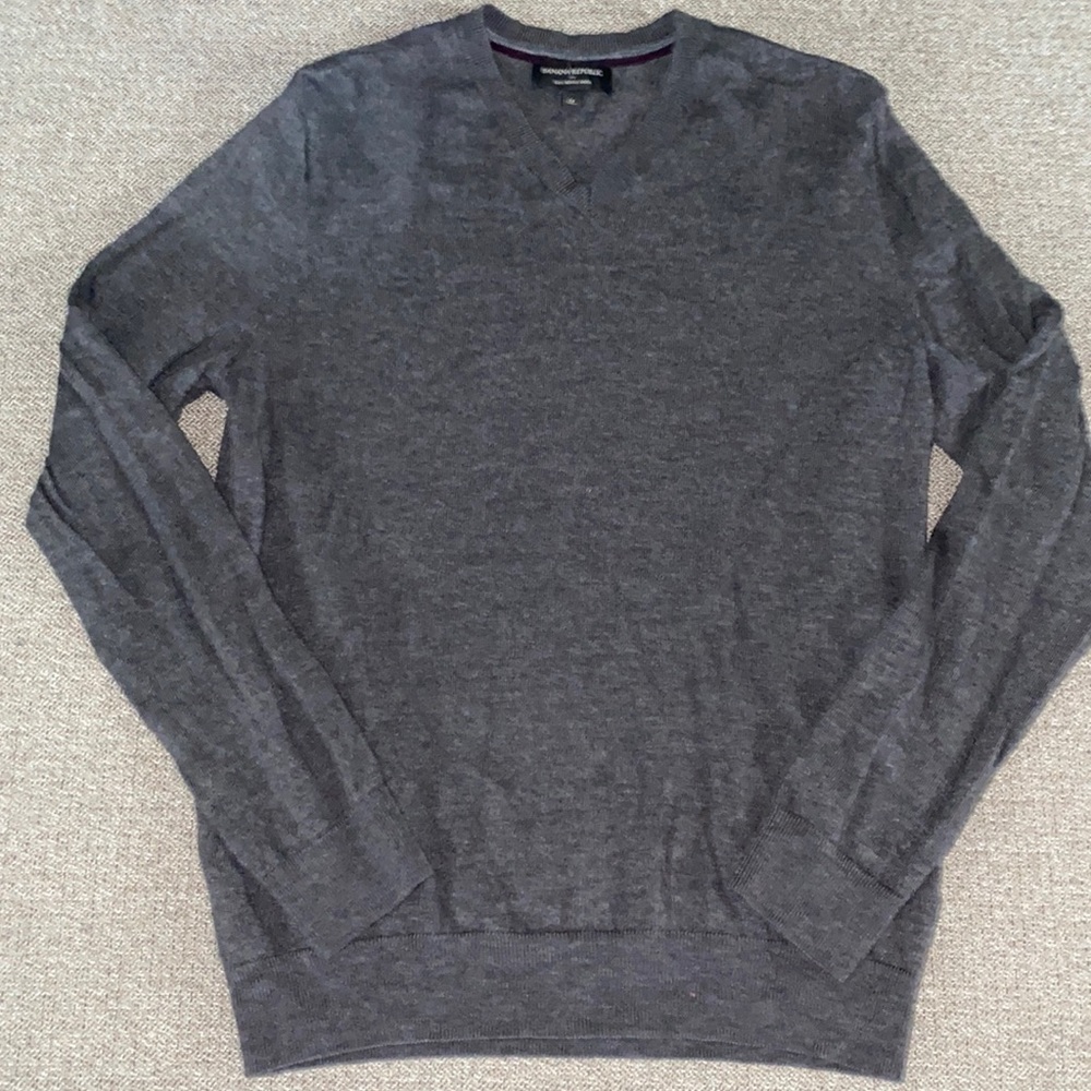 BANANA REPUBLIC Mens V-neck sweater. Size medium